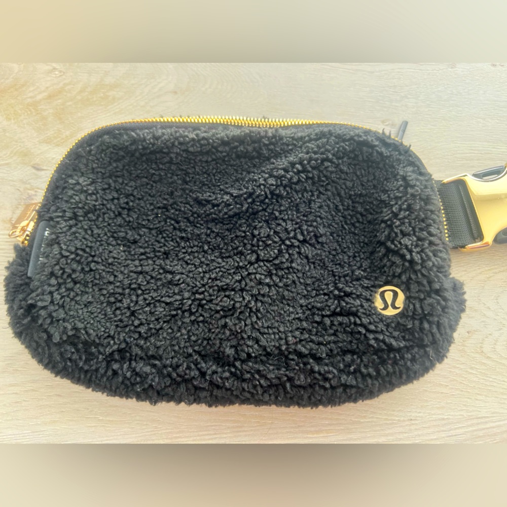 LULULEMON Everywhere Fleece Belt Bag - Black